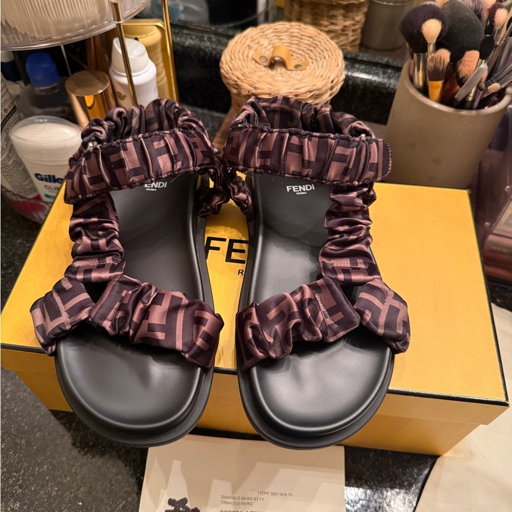 Fendi Women's Black and Brown Logo Sandals